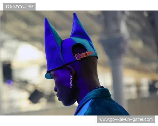 冲浪男孩用头盔装海水带回家 冲浪男孩用头盔装海水带回家